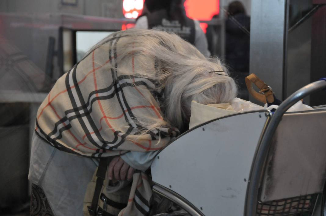 İstanbul Havalimanı'nda yaşamaya başladı. Terminal filmi Türkiye'de gerçek oldu - Resim: 8